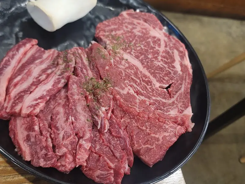 선홍빛 육질을 자랑하는 꽃등심과 갈비살