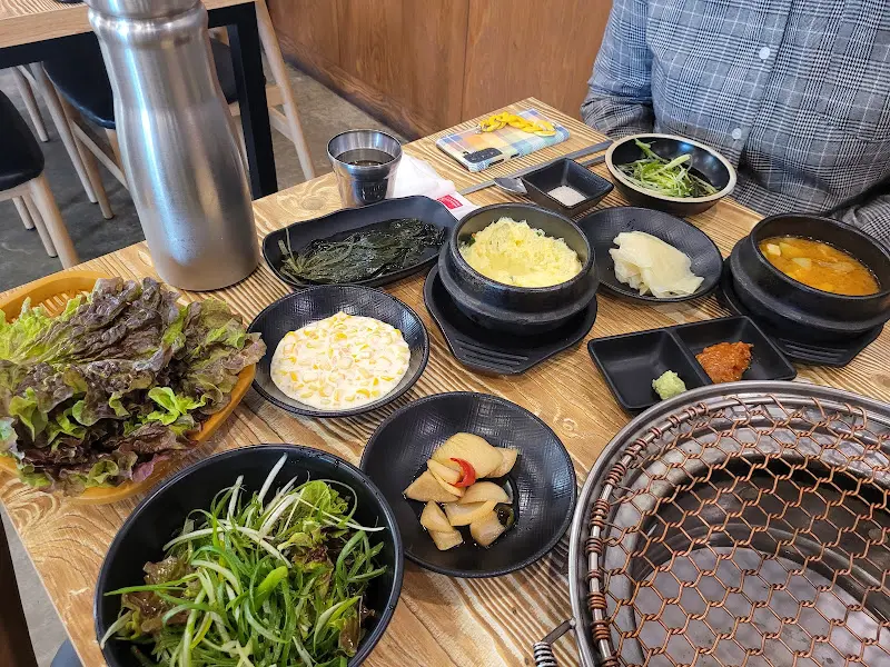 테이블 가득 차려진 맛있는 음식들