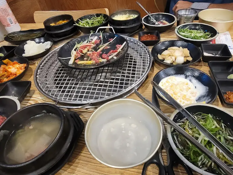 한상 가득 차려진 음식