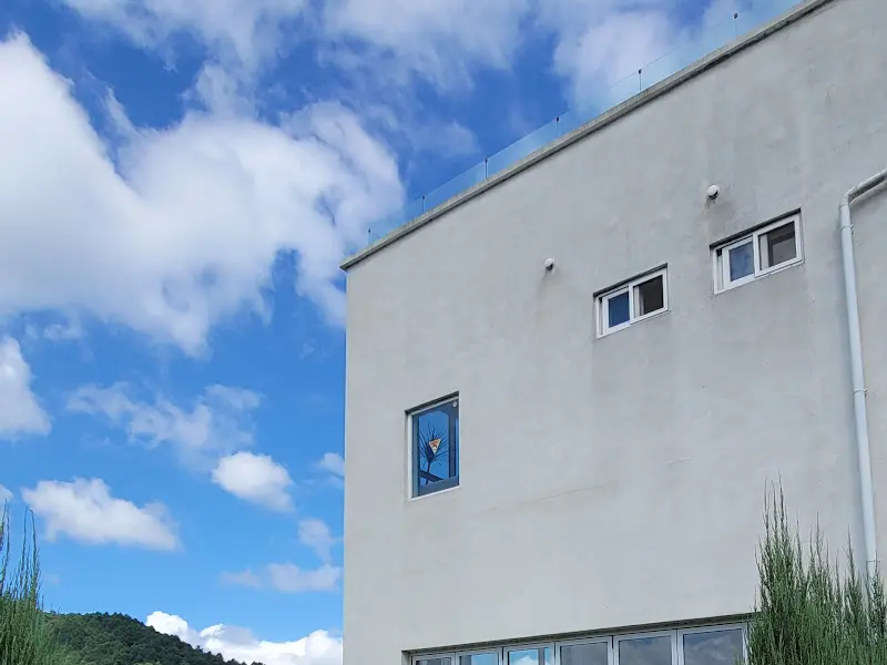 하늘과 맞닿은 듯한 브레드숨의 외관