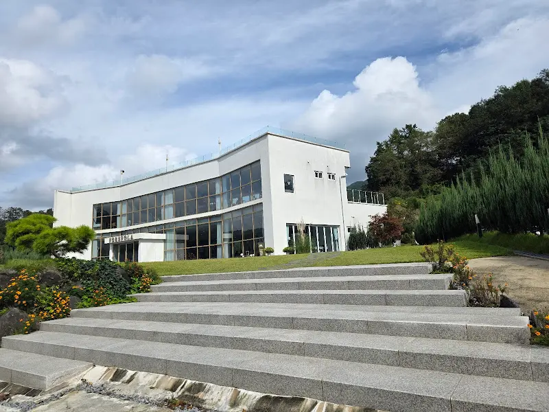 탁 트인 전망을 자랑하는 브레드숨