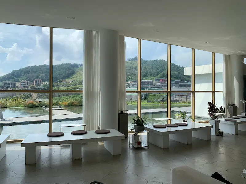 통창으로 햇살이 가득 들어오는 브레드숨 내부