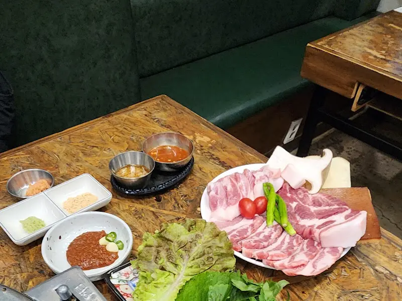 밑반찬과 고기 한 상 차림