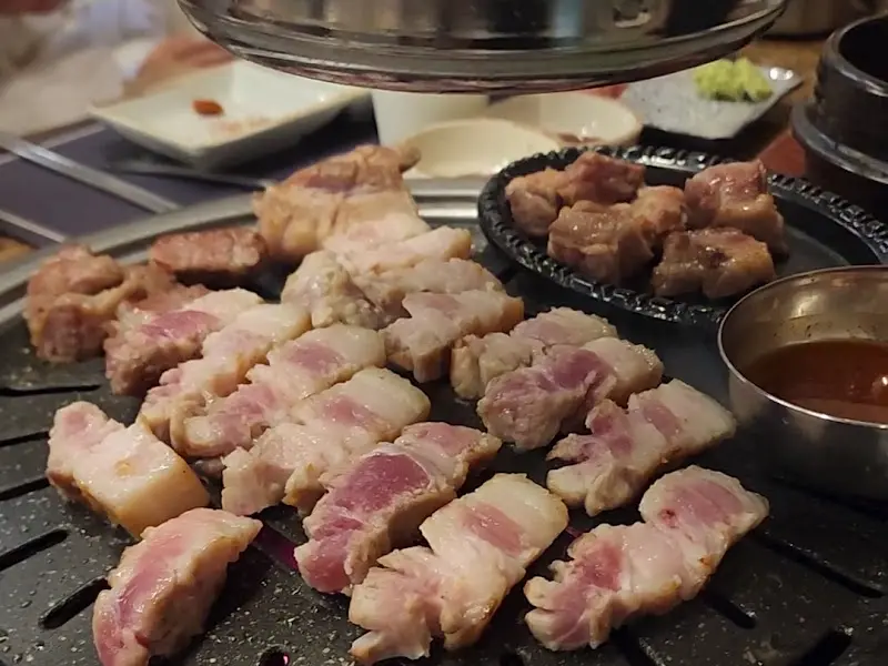 노릇노릇 구워지는 삼겹살