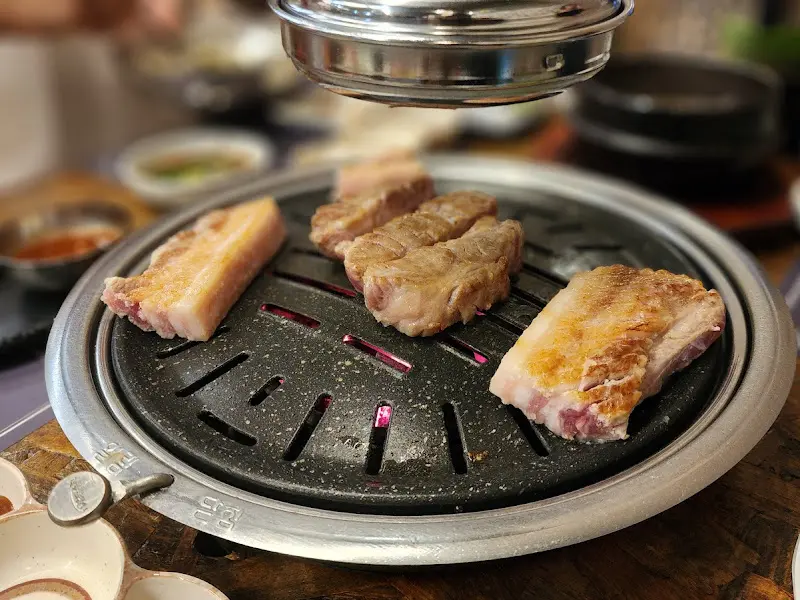 숯불에 구워지는 고기