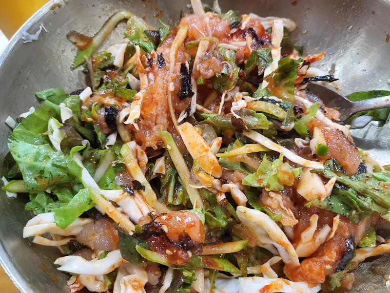 물회와 함께 비벼 먹는 소면