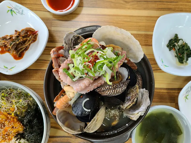 푸짐한 해물뚝배기 한 상