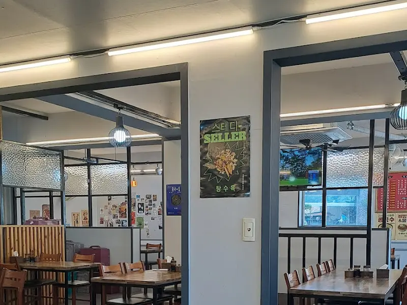 깔끔하고 정돈된 식당 내부