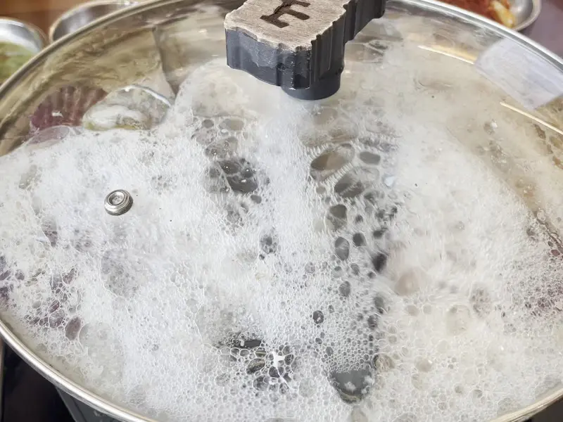 해물칼국수 끓는 모습