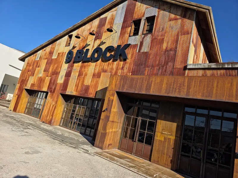 인더스트리얼 스타일의 9BLOCK 외관