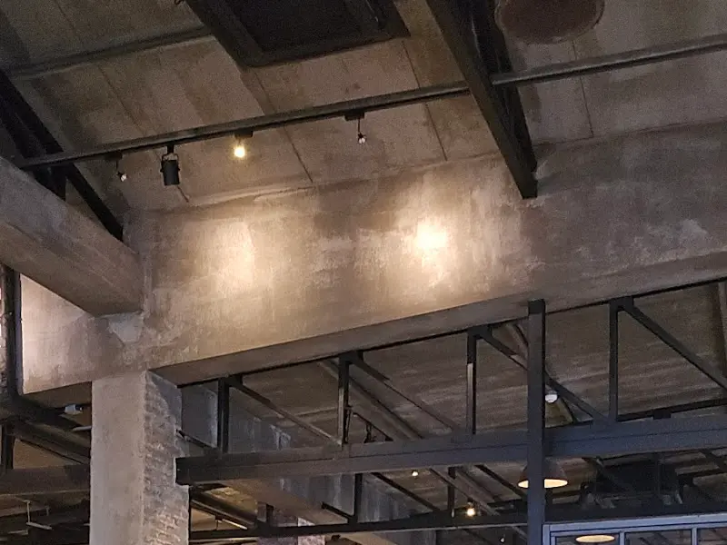 노출 콘크리트 천장과 레일 조명