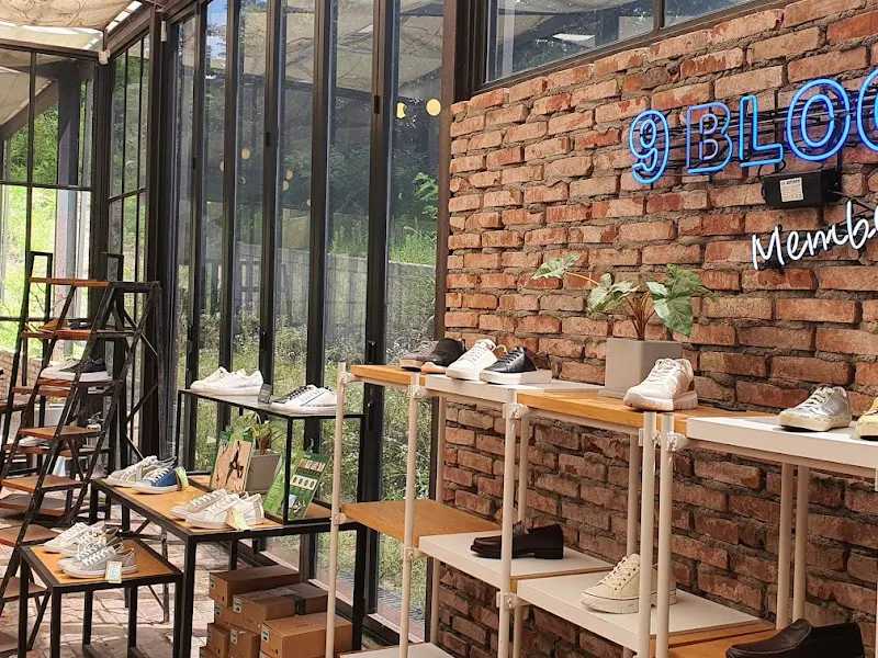 카페 내부에 마련된 신발 판매 공간