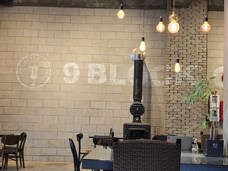 벽돌 벽과 조명, 그리고 테이블