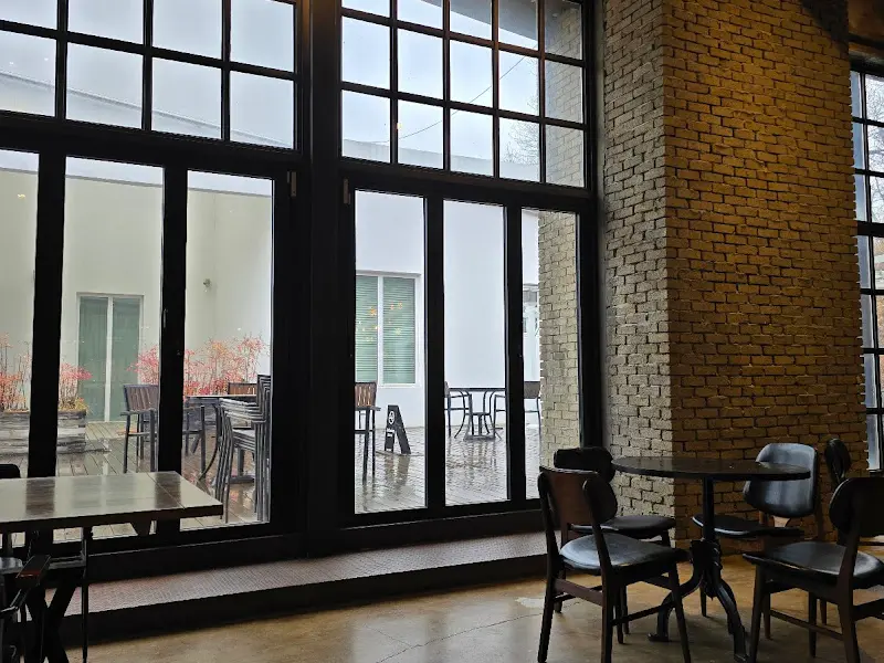 넓은 창문과 테이블