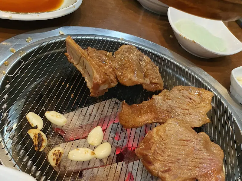 숯불 위에 구워지는 돼지갈비