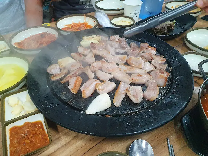 왕소금구이 고기 굽는 모습