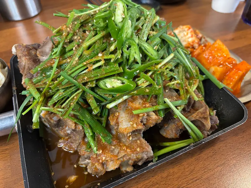 뼈칼집 뼈구이와 김치