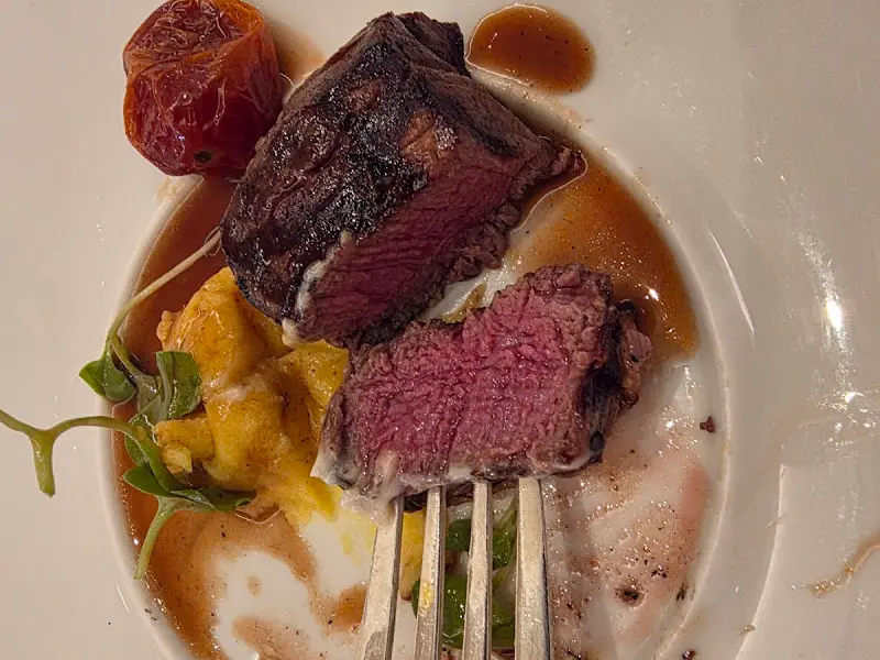 미디엄 레어로 구워진 안심 스테이크 단면