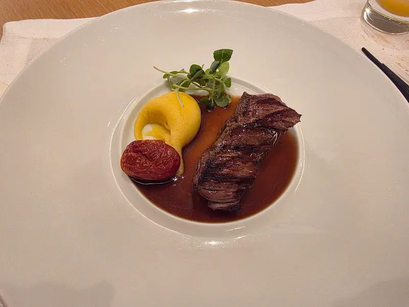 접시에 담긴 스테이크