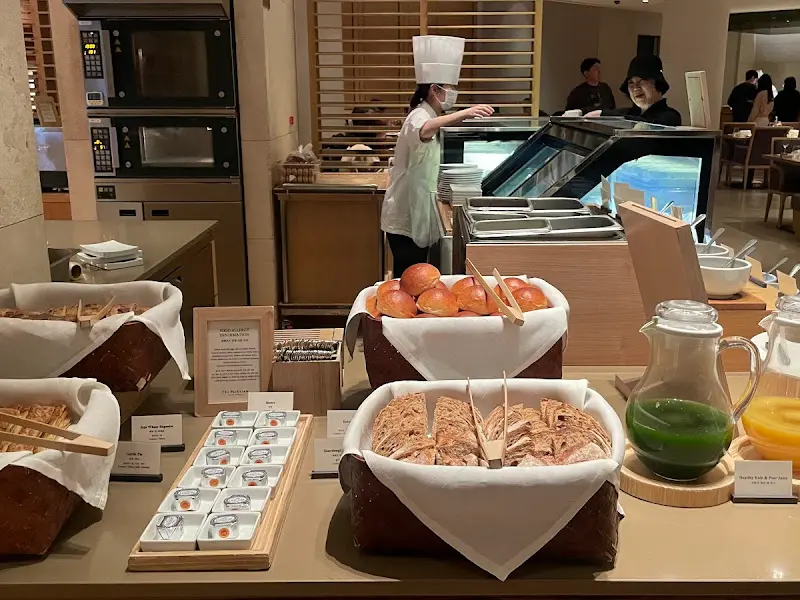 뷔페 음식 코너 전경