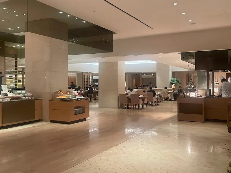 넓고 고급스러운 뷔페 내부