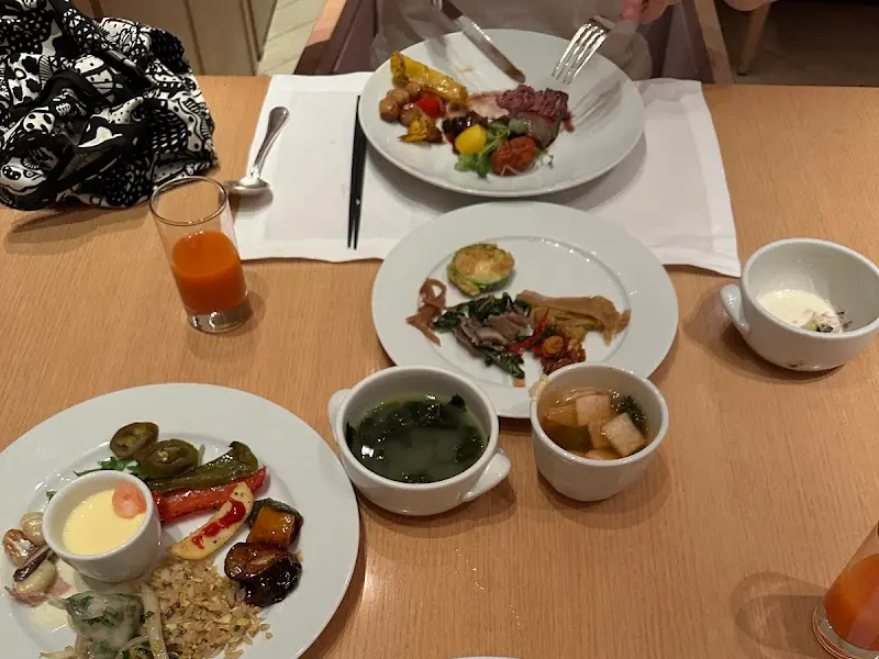 테이블 위에 놓인 뷔페 음식들