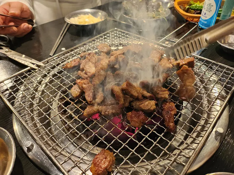 숯불 위에서 구워지는 소고기