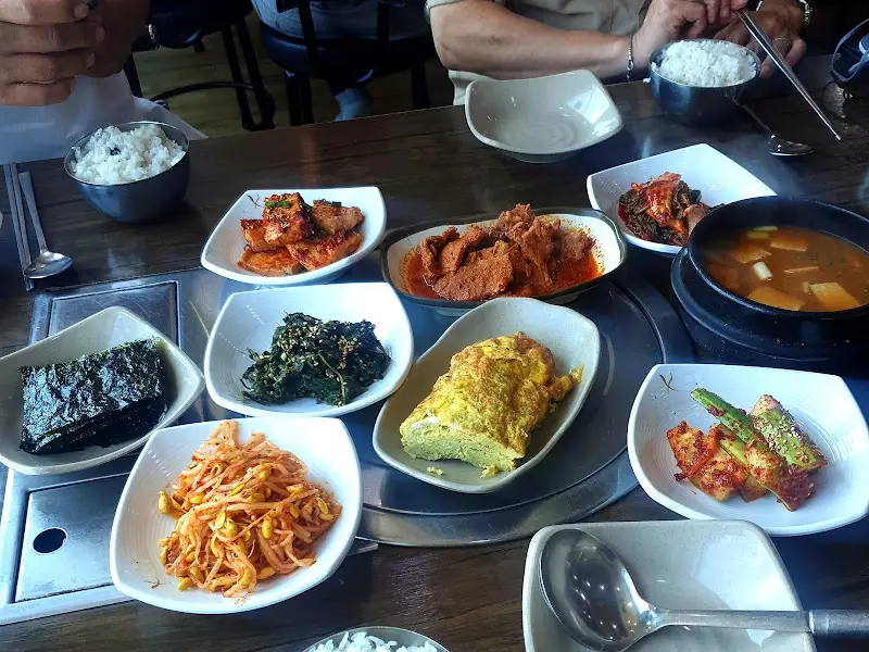 백반 반찬 전체샷