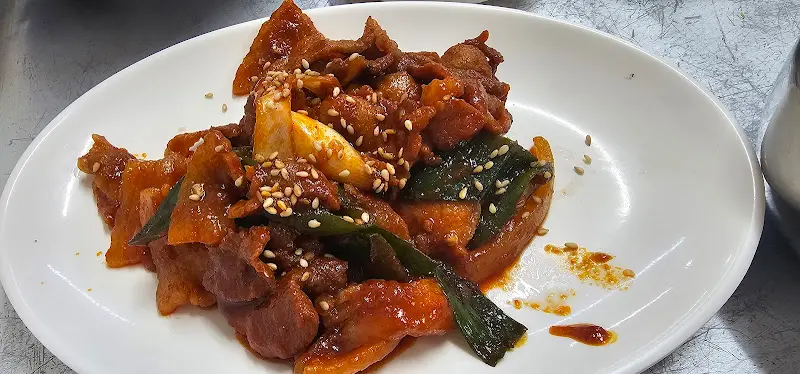 윤기가 흐르는 돼지 두루치기