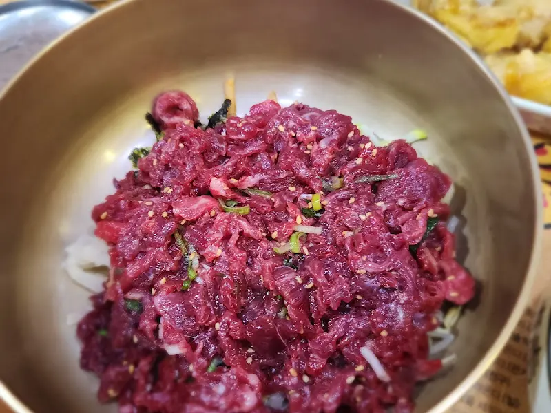 신선한 육회가 가득 담긴 육회비빔밥