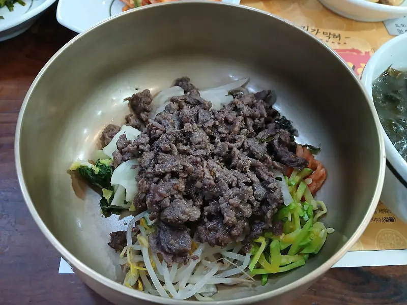 놋그릇에 담긴 육회비빔밥