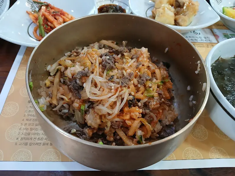 맛있게 비벼진 육회비빔밥