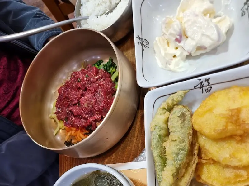 육회비빔밥과 함께 제공되는 밑반찬