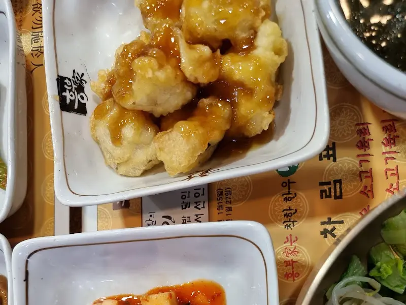 달콤한 소스가 뿌려진 튀김