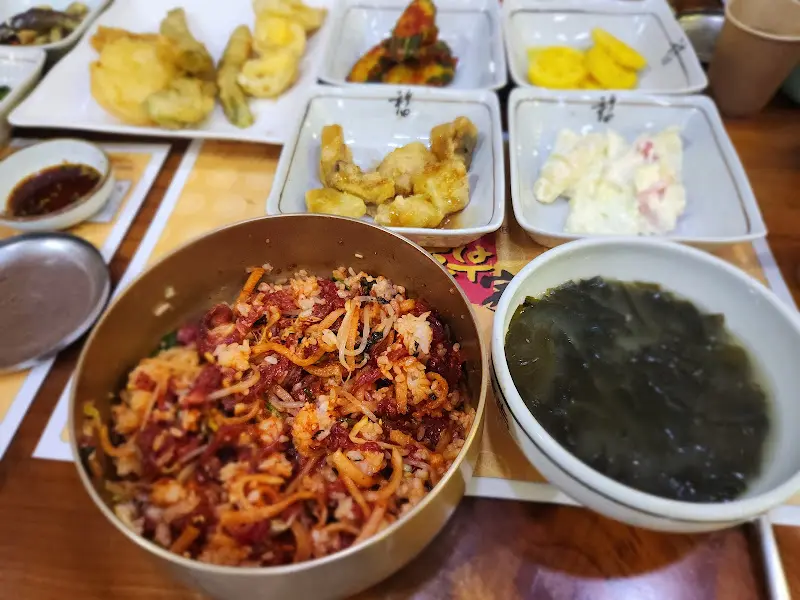 푸짐한 밑반찬과 육회비빔밥