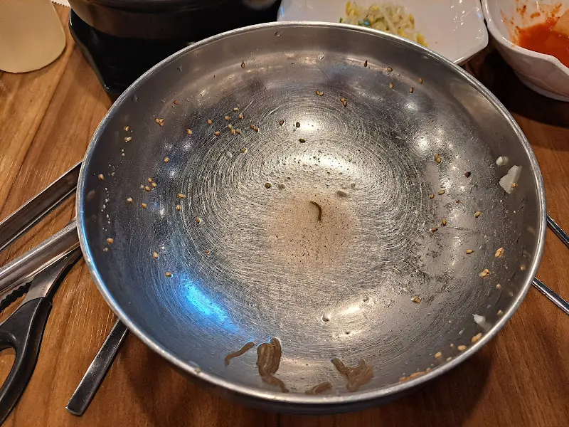 깨끗하게 비워진 곰탕 그릇