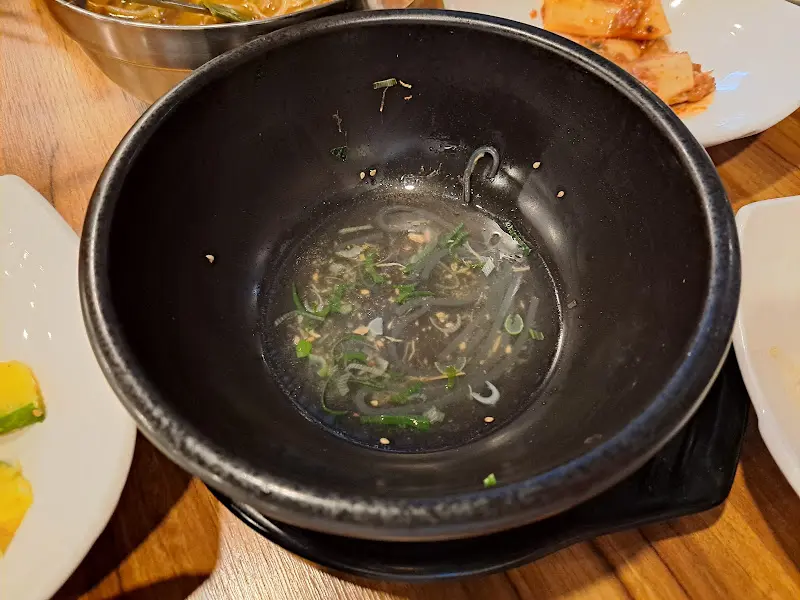깨끗하게 비워진 냉면 그릇