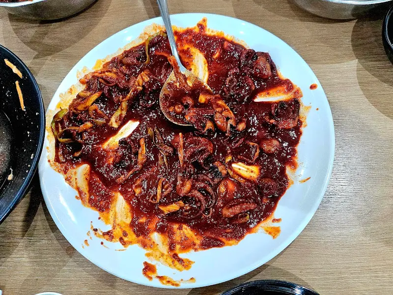 매콤한 양념이 입맛을 자극하는 쭈꾸미볶음