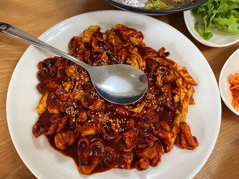 윤기가 흐르는 쭈꾸미 볶음