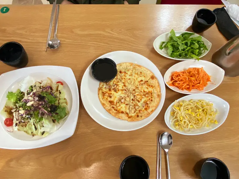 테이블 위에 놓인 음식들