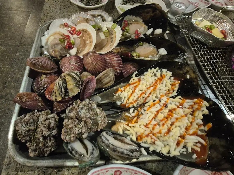 푸짐한 조개구이 한 상 차림