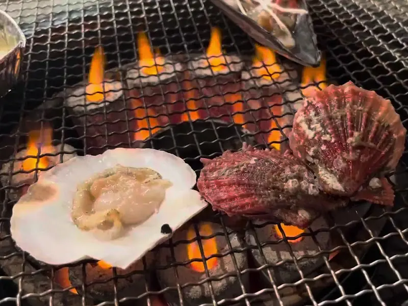 불판 위에서 맛있게 익어가는 조개들