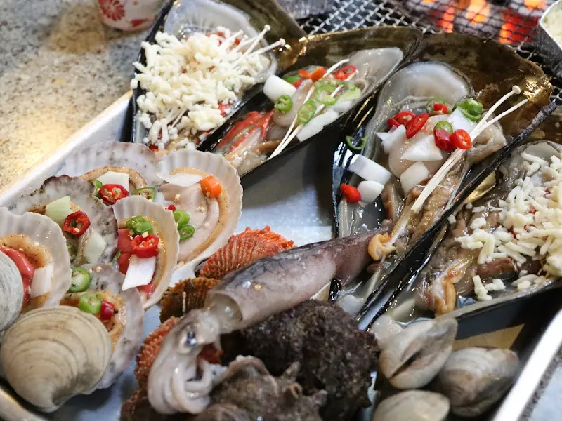 다양한 조개와 해산물이 푸짐하게 담긴 한 상