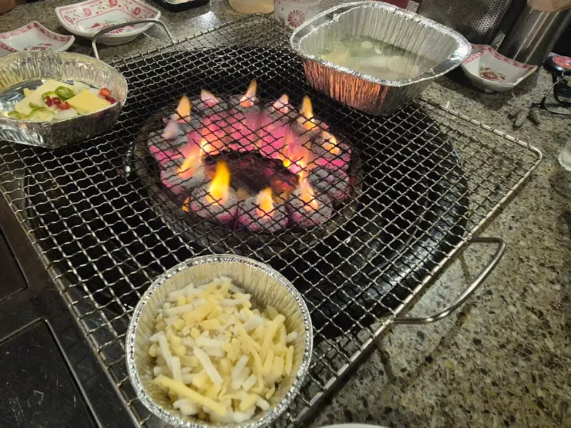 연탄불 위에서 익어가는 조개