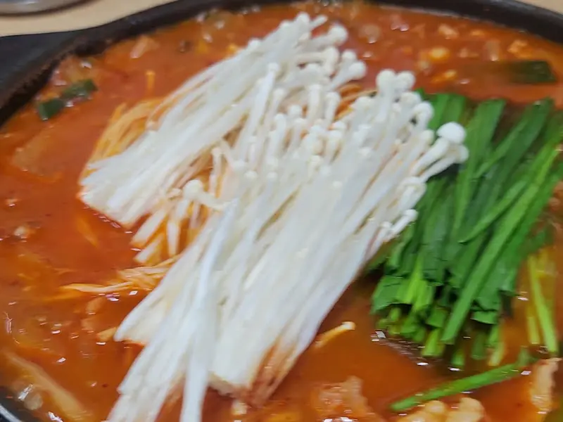 수운재 스지+얼큰이 돼지찌개 근접샷
