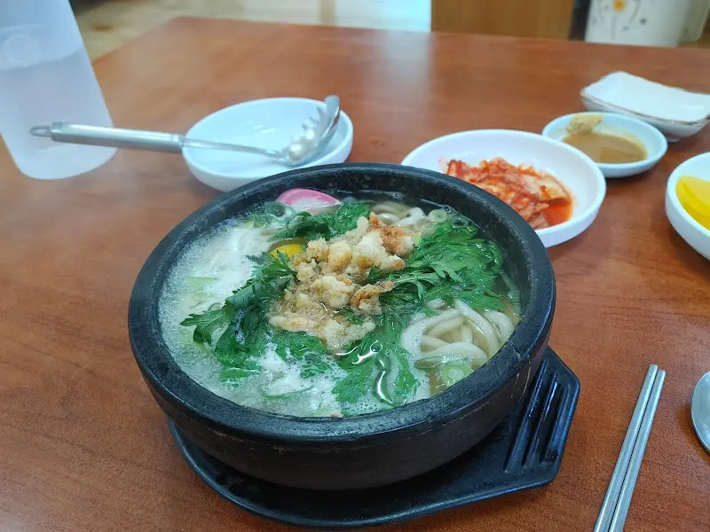 돌솥우동 한 상 차림