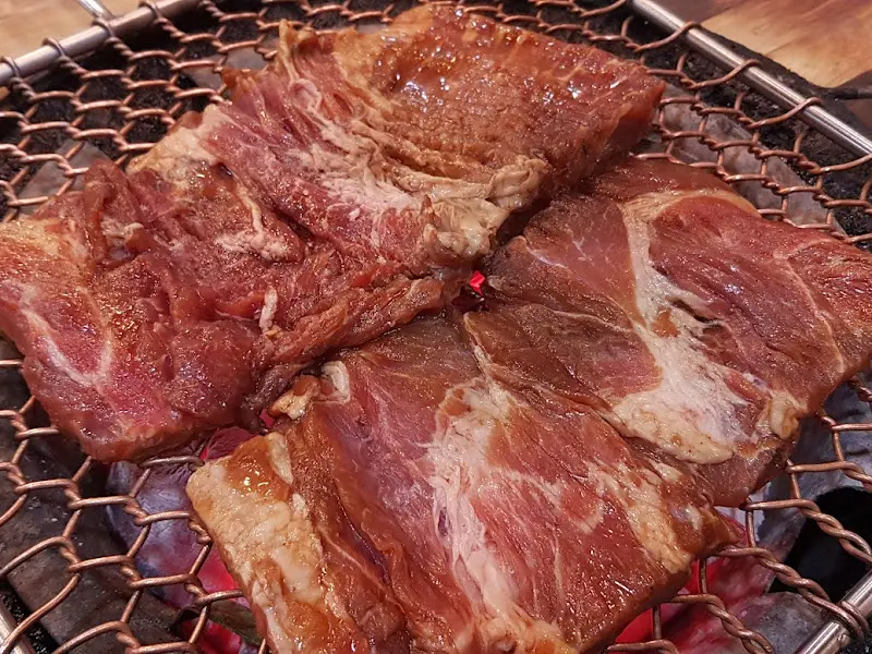 숯불 위에서 익어가는 왕갈비