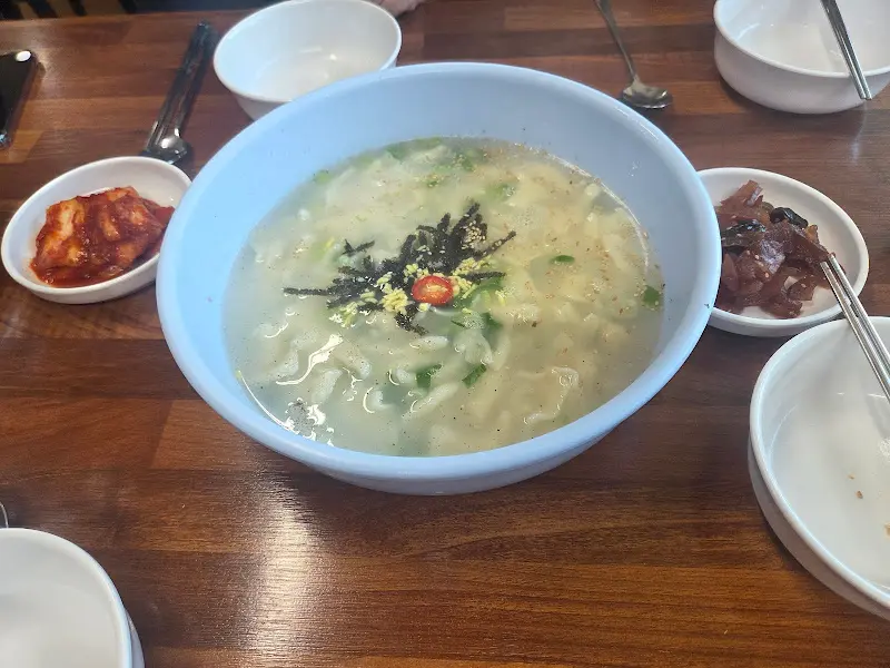 깔끔하게 비워진 수제비 그릇