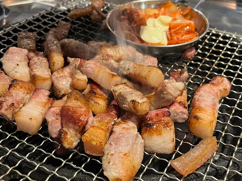 황금빛으로 익어가는 삼겹살과 김치