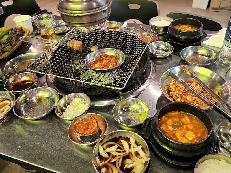 불판 위의 김치와 마늘